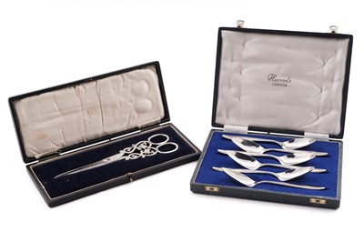 Lot 235 - An Elizabeth II set of six grapefruit spoons; and a pair of silver mounted grape scissors