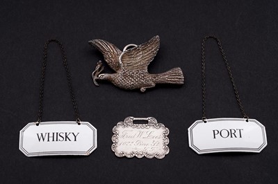 Lot 341 - A Victorian silver fraternity jewel; a late 19th Century American silver luggage tag; and others