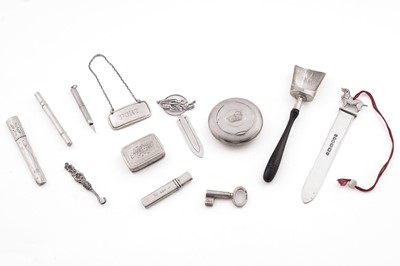 Lot 342 - A mixed lot of small silver