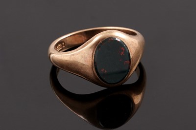 Lot 5 - A 9ct yellow gold and blood stone signet ring