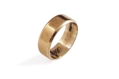 Lot 12 - An 18ct yellow gold wedding band