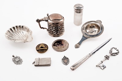 Lot 113 - A selection of silver and plated items