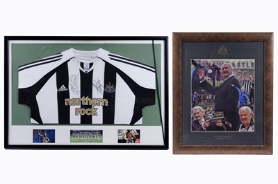 Lot 511 - An autographed Newcastle United 05-06 home shirt; with a signed photograph of Sir Bobby Robson