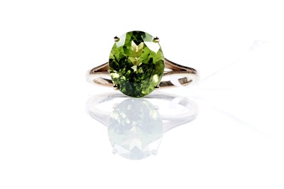 Lot 15 - A peridot ring