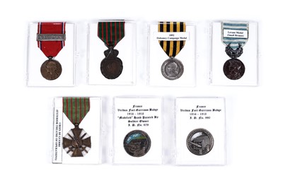 Lot 585 - A selection of French medals
