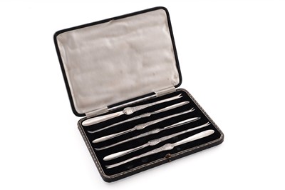 Lot 219 - A George V cased set if six silver lobster picks