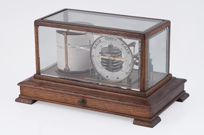 Lot 729 - An early 20th/ late 19th Century oak cased barograph