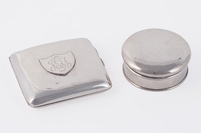 Lot 279 - A George V silver cigarette case; and drum form box