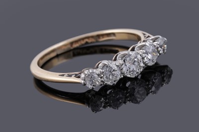 Lot 22 - An early 20th Century five-stone diamond ring