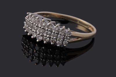 Lot 100 - A modern diamond cluster ring