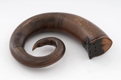 Lot 684 - Jacobite interest: an early 18th Century curly ram's horn snuff mull