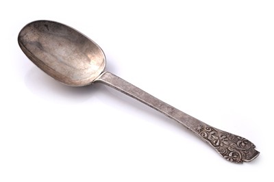 Lot 431 - A William III silver west country lace-back trefid spoon