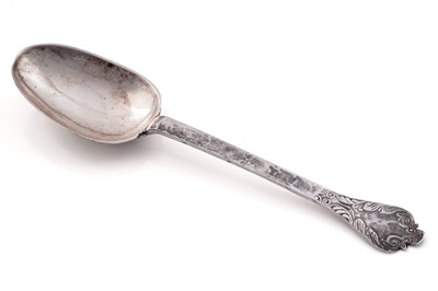 Lot 432 - A William III silver west country lace-back trefid spoon