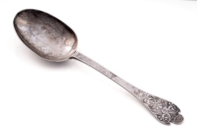 Lot 437 - A William III silver west country lace-back trefid spoon