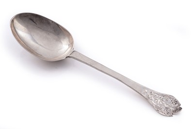 Lot 442 - A William III silver west country lace-back trefid spoon