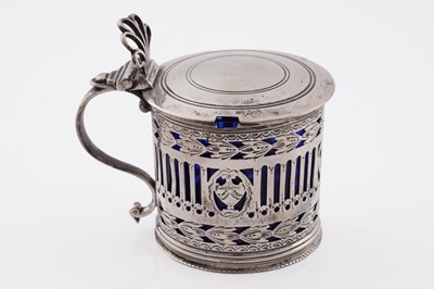 Lot 466 - A George III small silver mustard pot