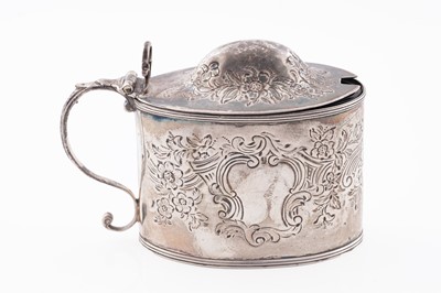 Lot 469 - A George III silver mustard pot
