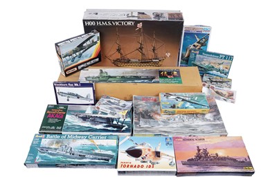 Lot 626 - A collection of model kits