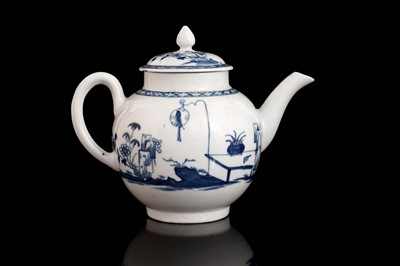 Lot 353 - A Worcester teapot