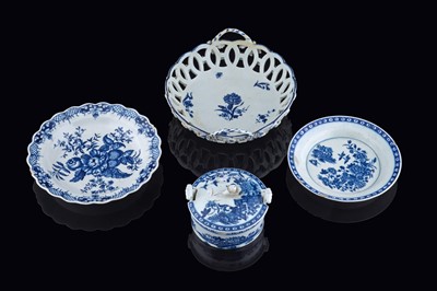 Lot 354 - A group of Worcester porcelain