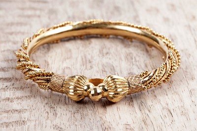 Lot 851 - A 22ct yellow gold bangle