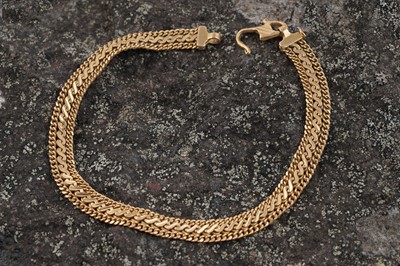 Lot 116 - An Indian 22ct gold bracelet