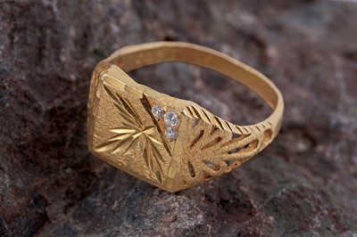 Lot 117 - An Indian gold signet ring