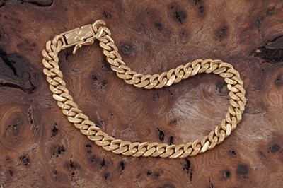 Lot 118 - An Indian 22ct gold flat curb-link bracelet