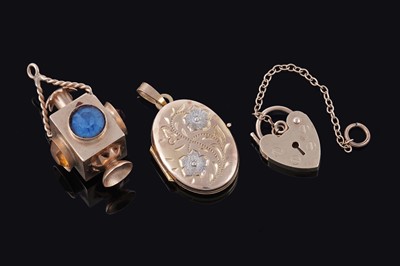 Lot 122 - Three 9ct gold novelties