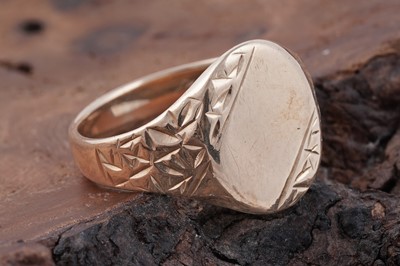 Lot 123 - A 9ct signet ring