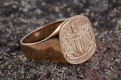 Lot 125 - A 9ct gold Newcastle United signet ring