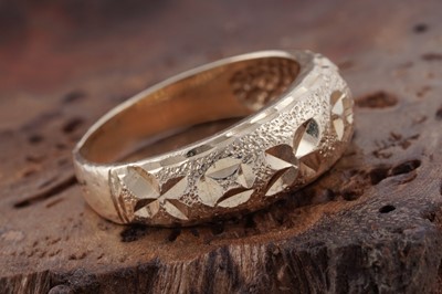 Lot 133 - A 14ct gold ring with bright-cut decoration