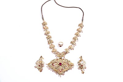 Lot 850 - An Indian high carat gold demi-parure