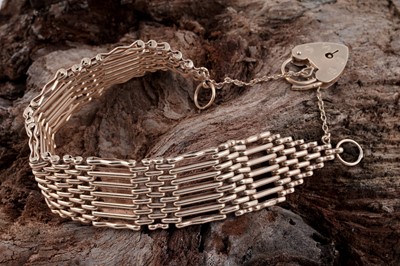 Lot 86 - A 9ct gold gate-link bracelet