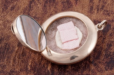 Lot 33 - An early 20th Century 9ct gold fob powder compact