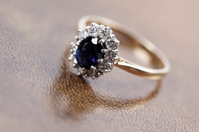 Lot 883 - A sapphire and diamond cluster ring