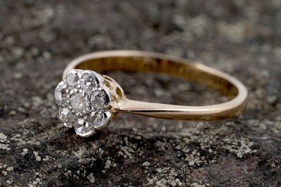 Lot 220 - An early 20th Century diamond flowerhead pattern ring