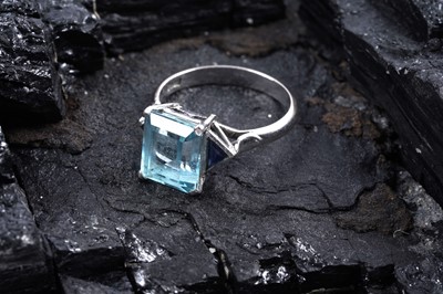 Lot 842 - An aquamarine and sapphire ring
