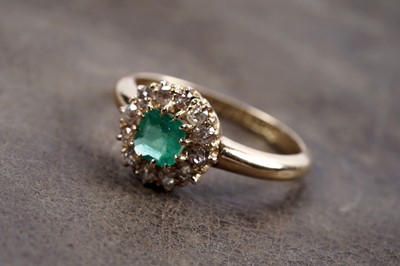 Lot 885 - An emerald and diamond cluster ring