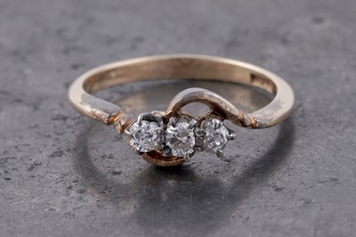 Lot 41 - A 1940's three stone diamond ring