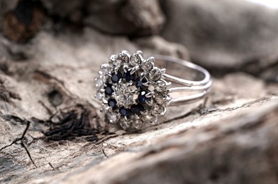 Lot 863 - A sapphire and diamond cluster ring