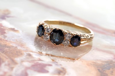 Lot 868 - A sapphire and diamond ring