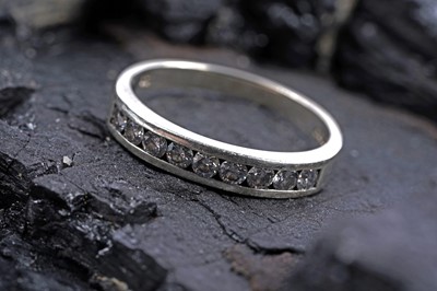 Lot 147 - A contemporary half hoop eternity ring