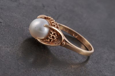 Lot 178 - A gold and cultured pearl ring
