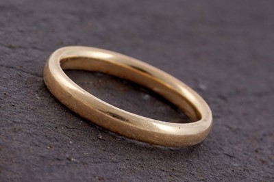 Lot 179 - An 18ct yellow gold wedding band