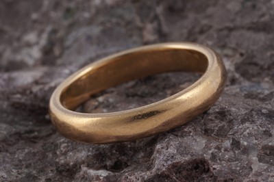 Lot 180 - A 22ct yellow gold wedding band