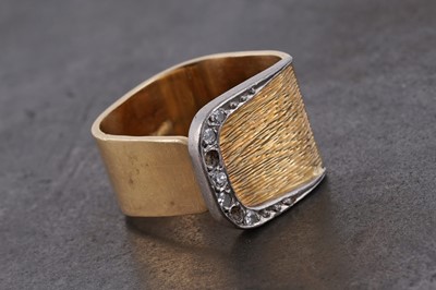 Lot 184 - A gold and diamond ring