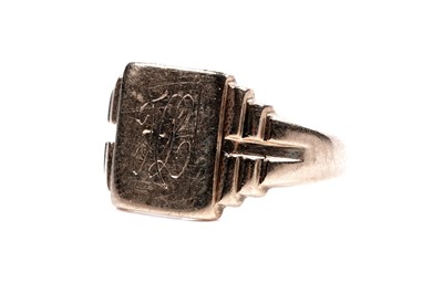 Lot 185 - A 9ct yellow gold signet ring