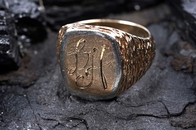 Lot 186 - A gentleman's signet ring