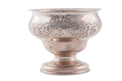 Lot 582 - A George III Scottish silver sugar bowl